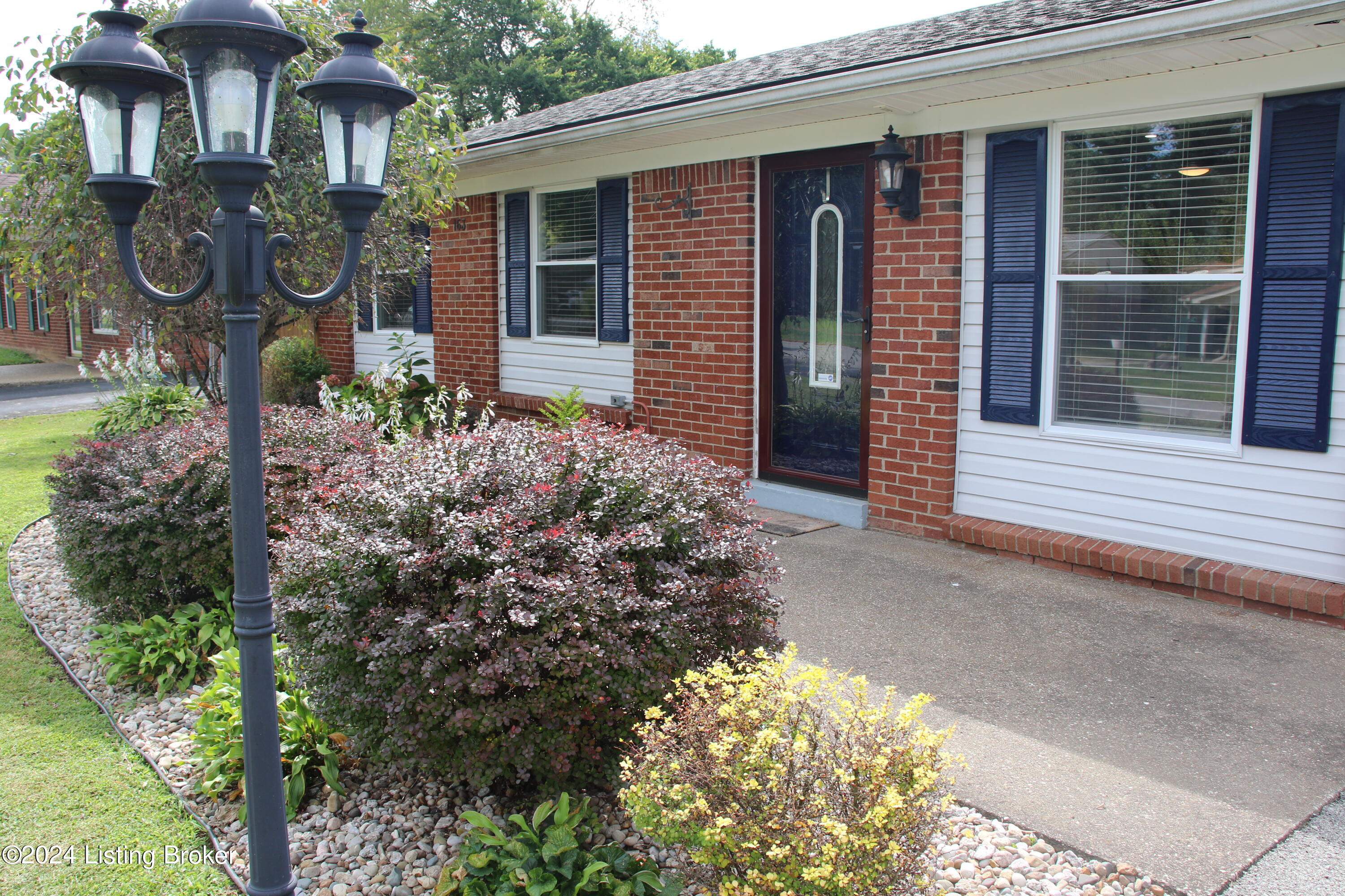 163 East Blue Jay Road Louisville, KY 40229 - Photo 7 of 51 0C6A9762