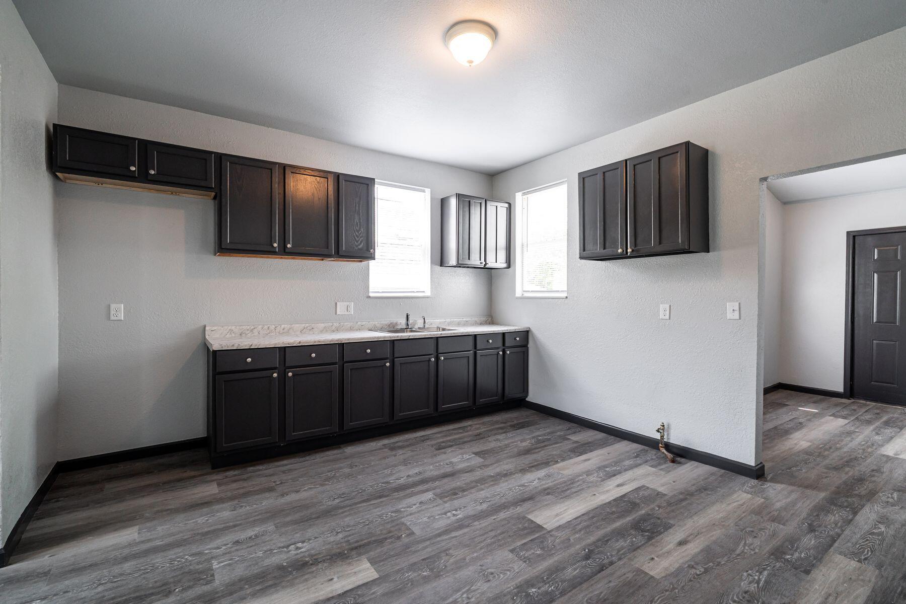 547 North 25th Street Milwaukee, WI 53233 - Photo 6 of 27 Updated Kitchen