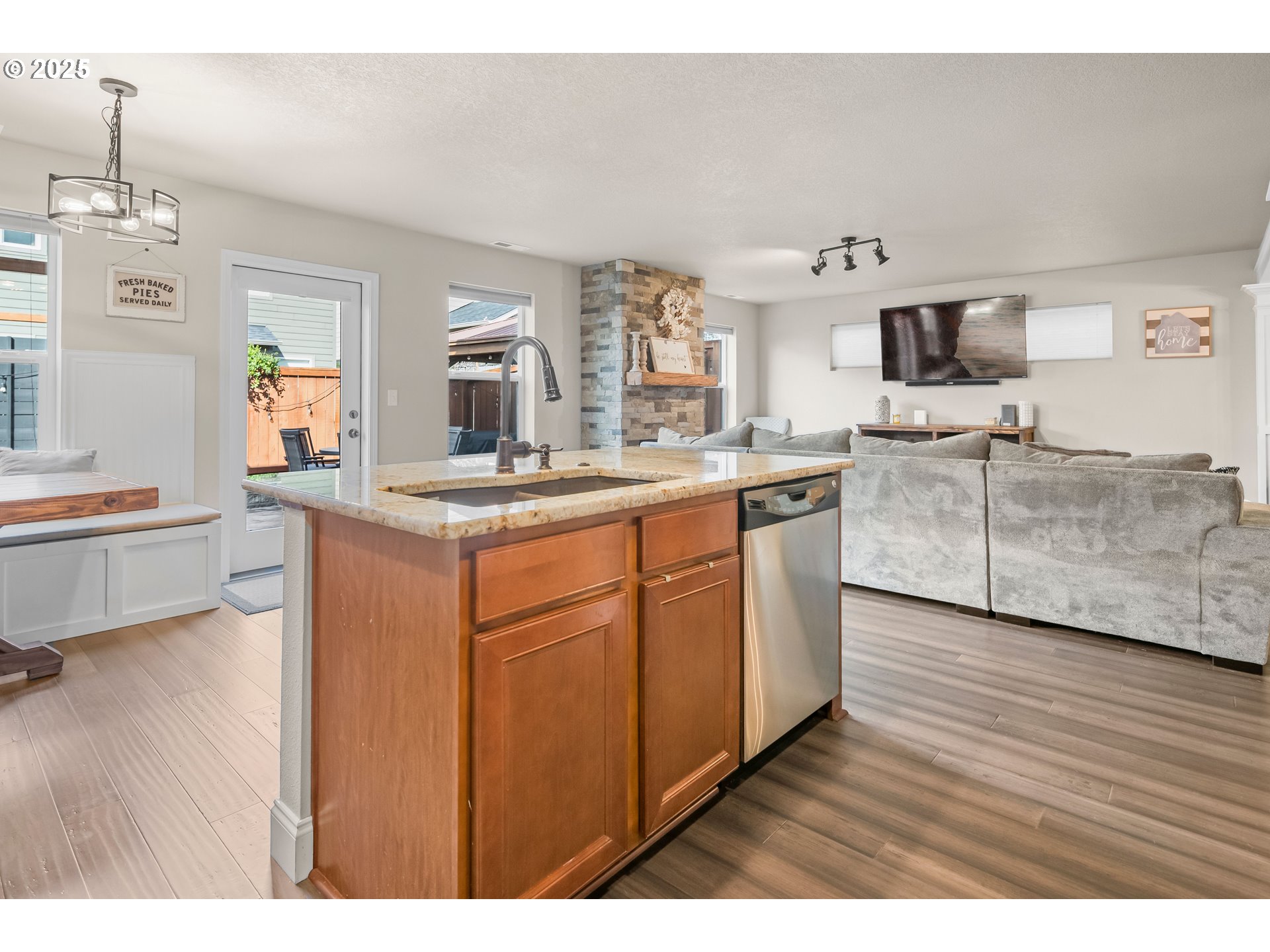 15567 Bachelor Avenue Sandy, OR 97055 - Photo 17 of 44 Kitchen/Family Room