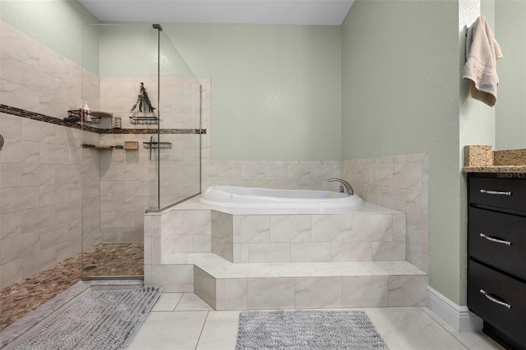 8104 Nightingale Road Weeki Wachee, FL 34613 - Photo 33 of 45 a bathroom with a bathtub