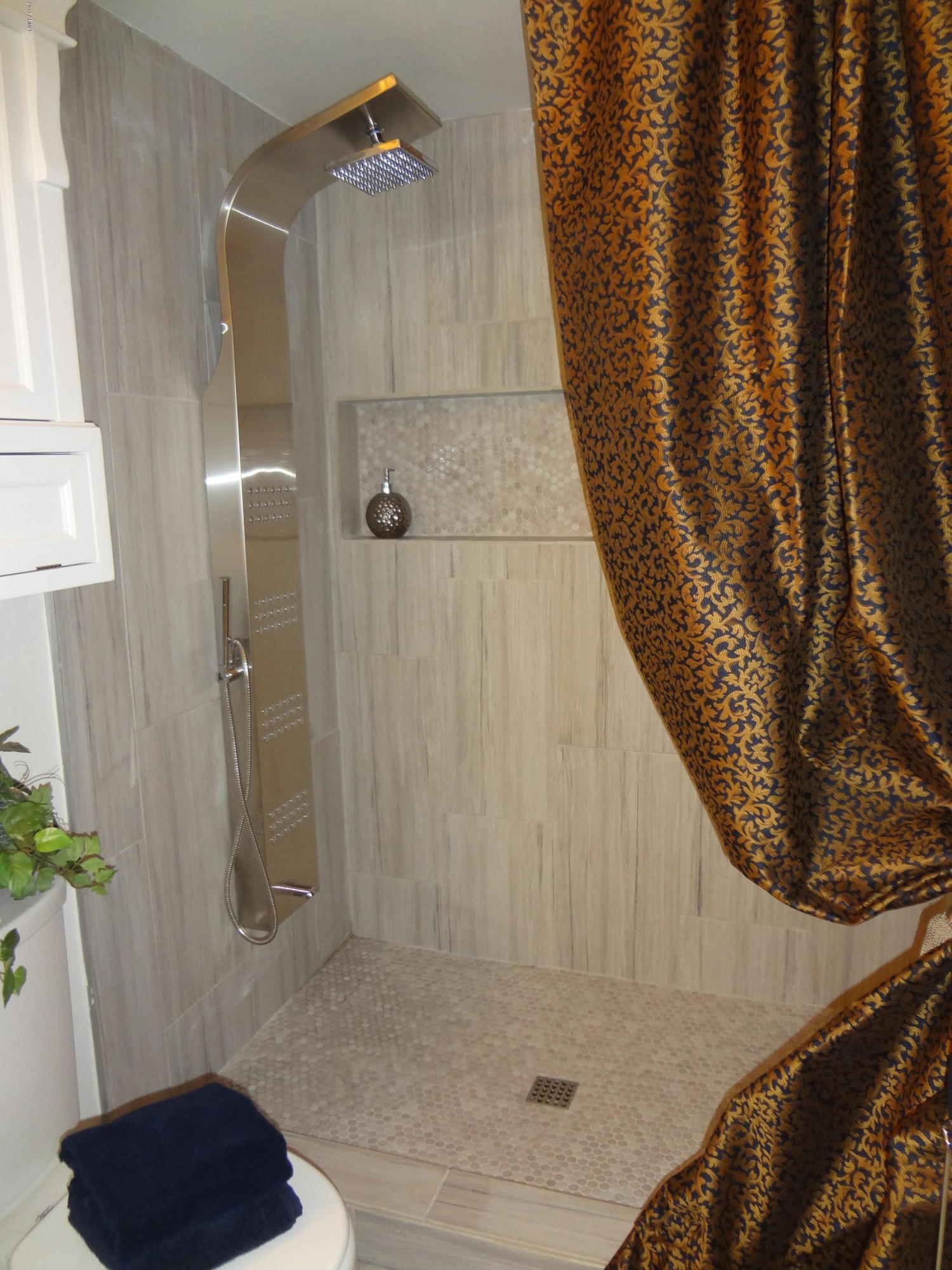 6003 North 10th Way Phoenix, AZ 85014 - Photo 27 of 37 Large Custom Shower