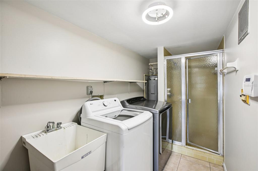 19254 Blount Road Lutz, FL 33558 - Photo 28 of 34 a utility room with dryer and washer