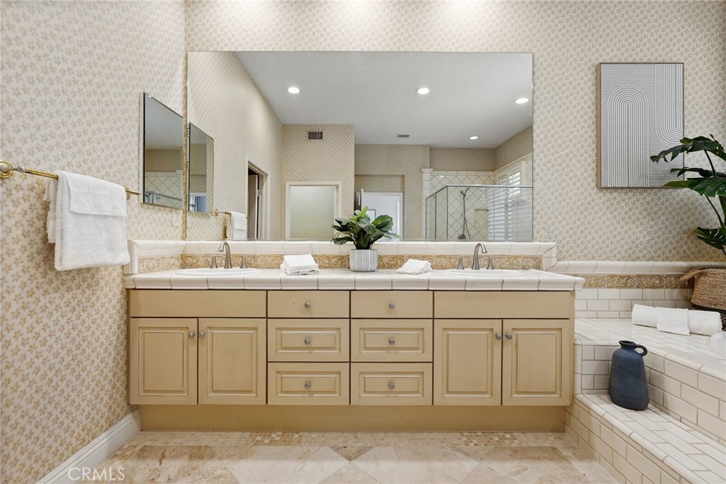 20356 Vía Cellini Porter Ranch, CA 91326 - Photo 26 of 62