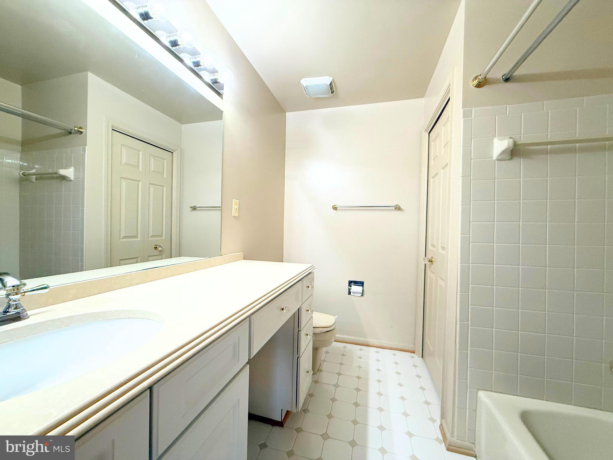 10706 Kings Riding Way, Unit 20118 Rockville, MD 20852 - Photo 17 of 24 a bathroom with a sink a toilet a shower and a mirror