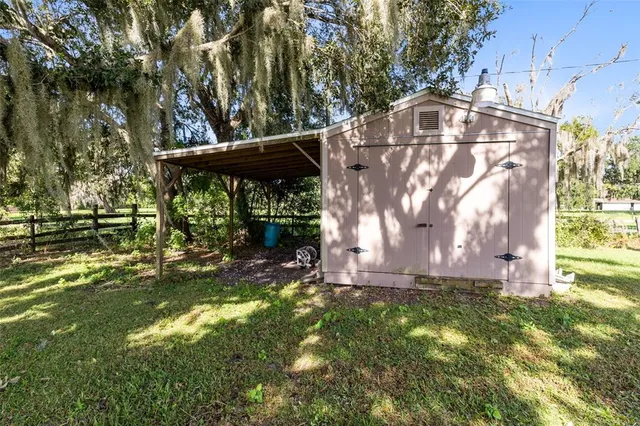a view of a yard with an tree