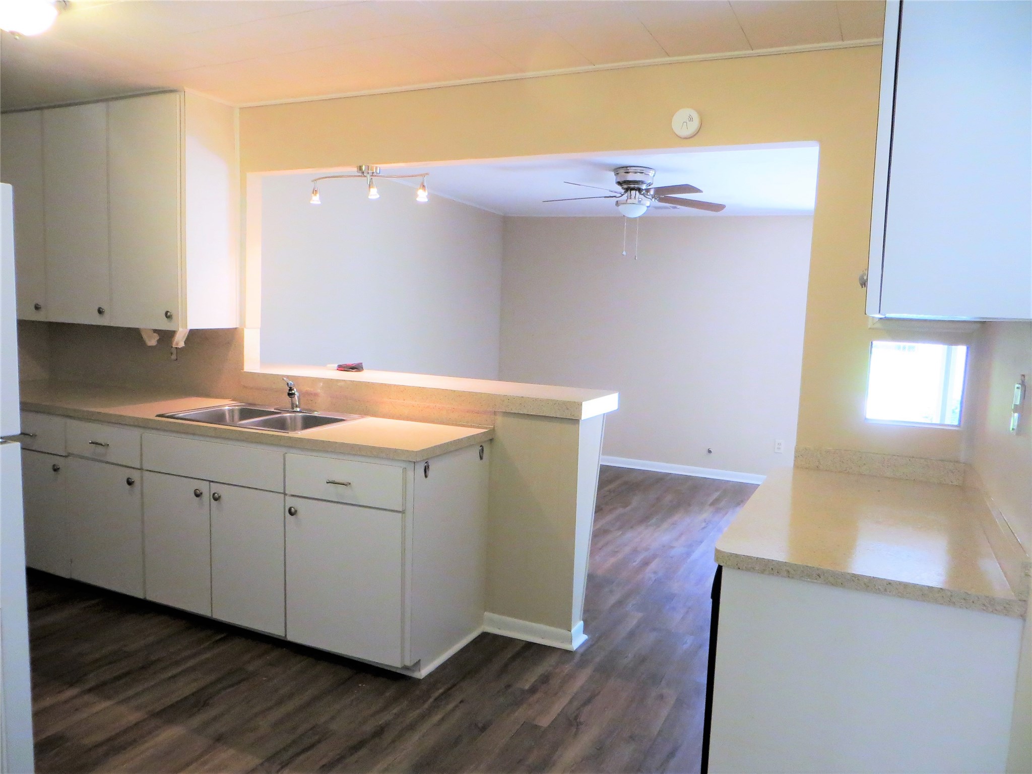 2809 Rosadele Street La Marque, TX 77568 - Photo 11 of 33 Take it all in...so much counterspace and cabinets