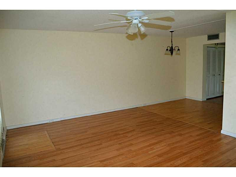 1093 Cornwall East, Unit 1093 Boca Raton, FL 33434 - Photo 9 of 16 Living Room