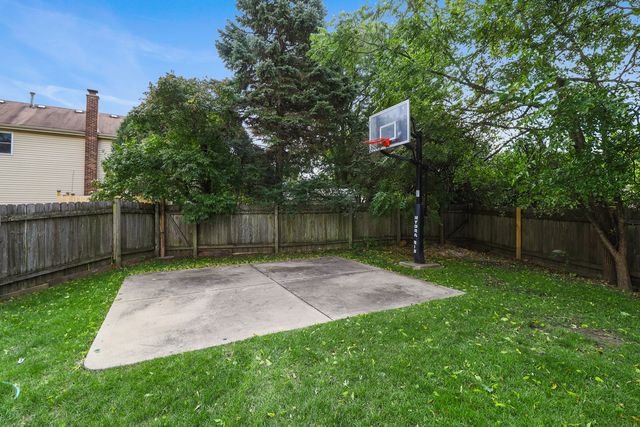 a view of an house that has garden
