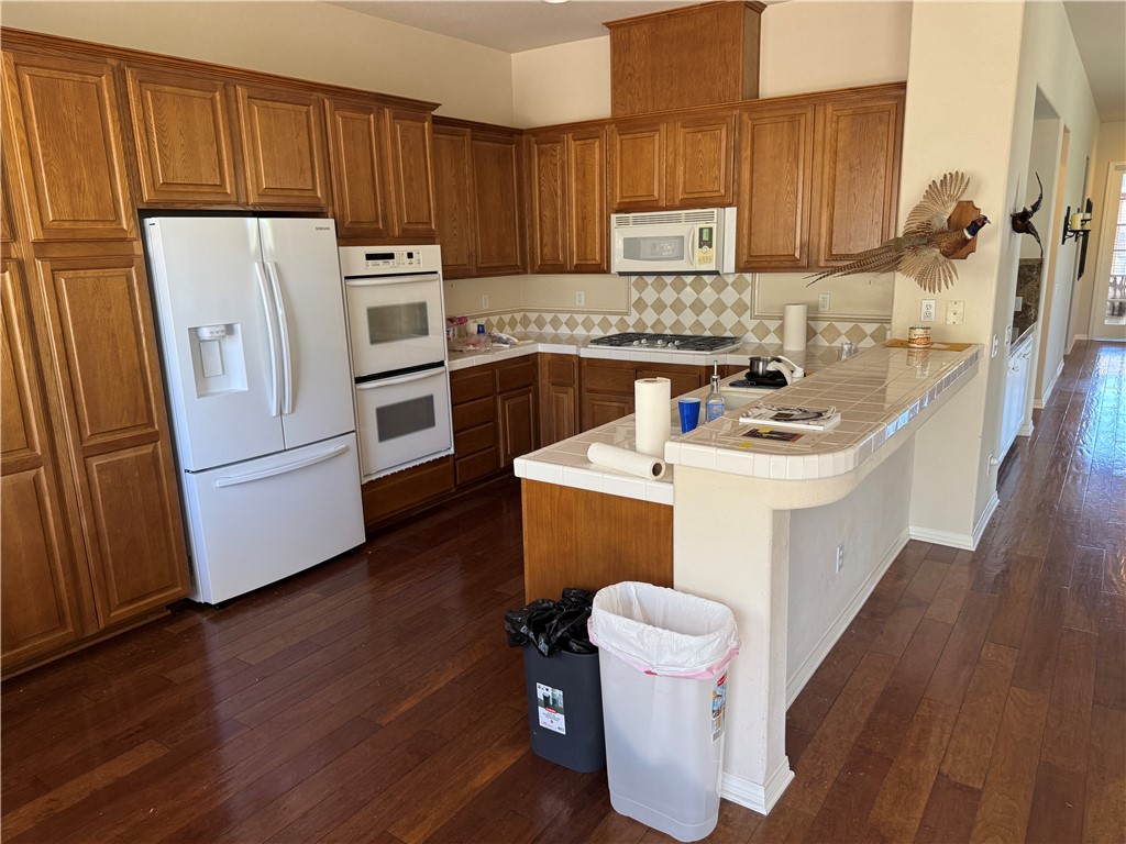 22045 Milestone Street Saugus, CA 91390 - Photo 2 of 8 Kitchen