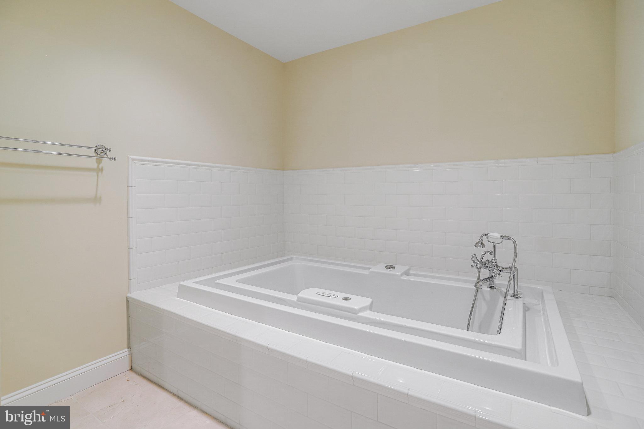 21612 Ripplemead Drive Gaithersburg, MD 20882 - Photo 31 of 39 a bathroom with a bathtub