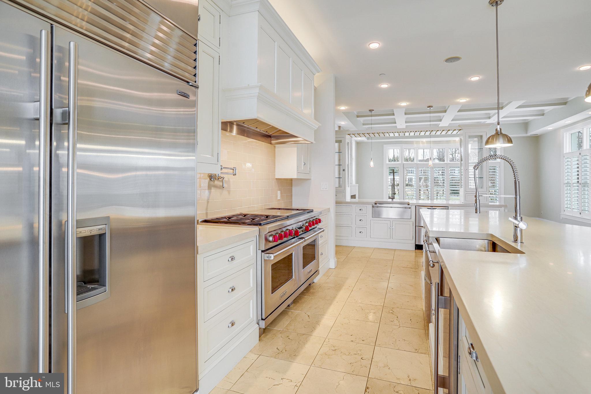 21612 Ripplemead Drive Gaithersburg, MD 20882 - Photo 9 of 39 a kitchen with a stove a refrigerator and a sink