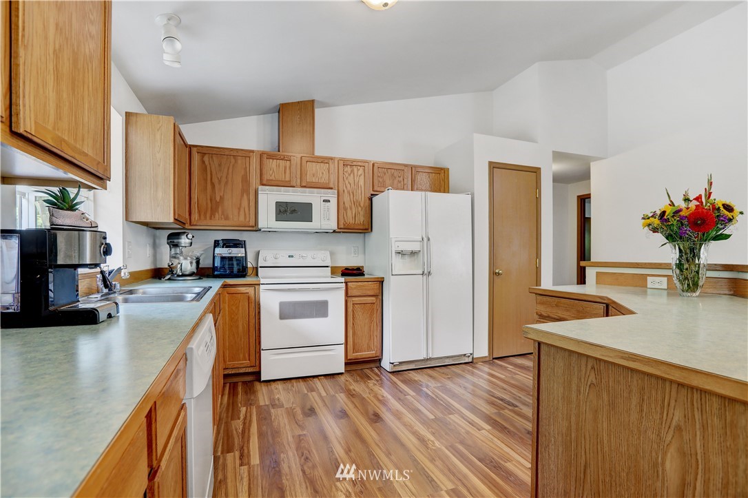 46040 Southeast Edgewick Road North Bend, WA 98045 - Photo 8 of 19 a kitchen with granite countertop a refrigerator stove top oven and sink