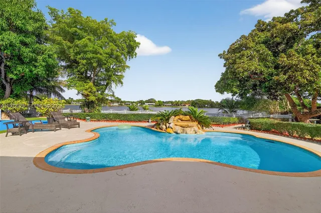 a view of a backyard with palm trees