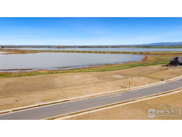 a black and white photo of a room