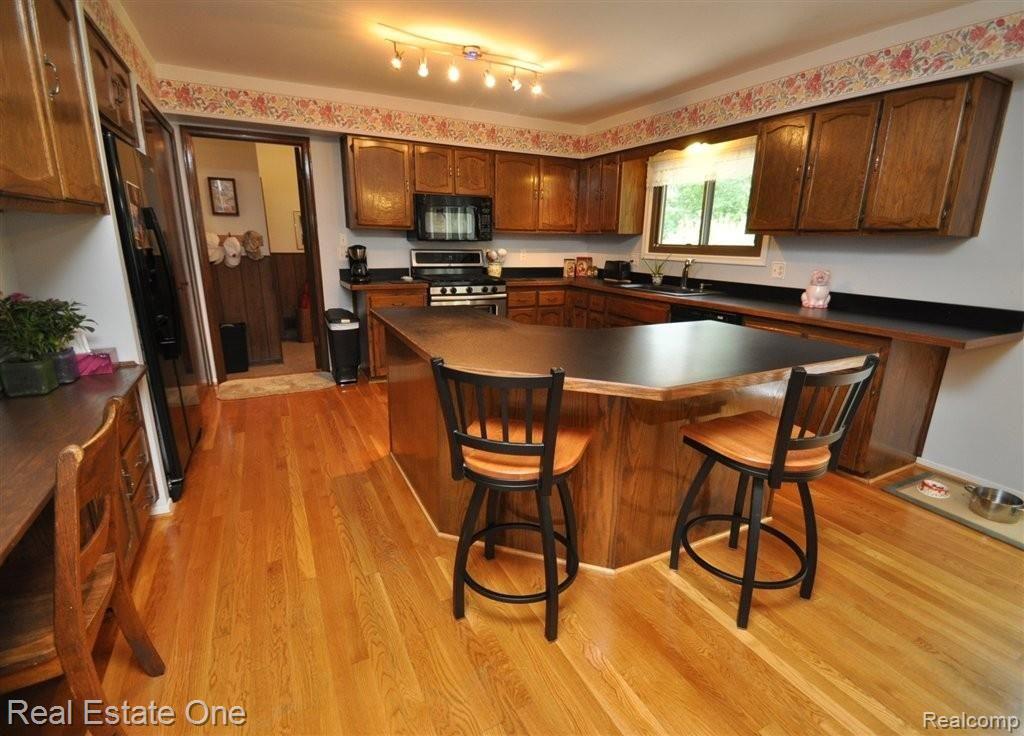 1698 North Kilburn Road Rochester, MI 48306 - Photo 9 of 43 Eat-In Island & Counter