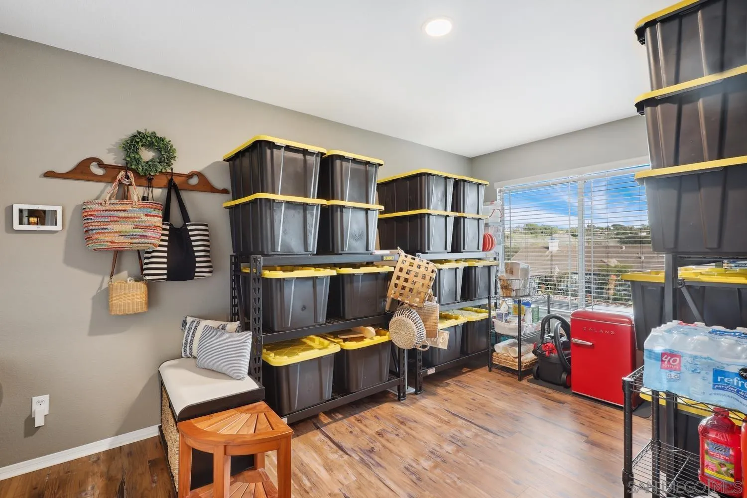 1783 Palomares Road Fallbrook, CA 92028 - Photo 23 of 40 a bed room with furniture and a book shelf