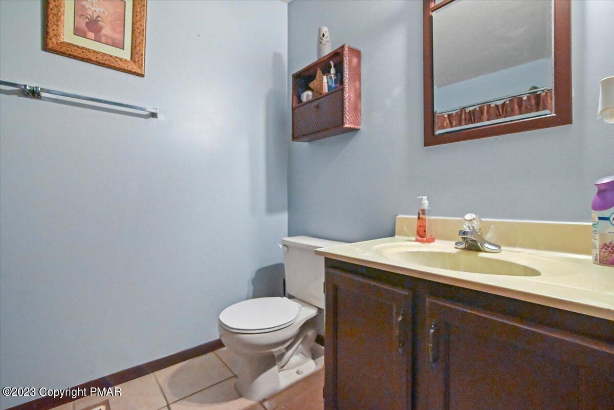3237 Windemere Drive Bushkill, PA 18324 - Photo 40 of 50 a bathroom with a toilet a sink and mirror