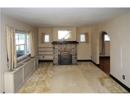 1013 2nd Street McKees Rocks, PA 15136 - Photo 5 of 16 Living Room.