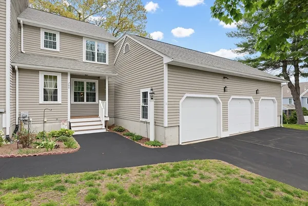 $449,900 | 204 Laurelwood Drive, Unit 204, Hopedale, MA 01747