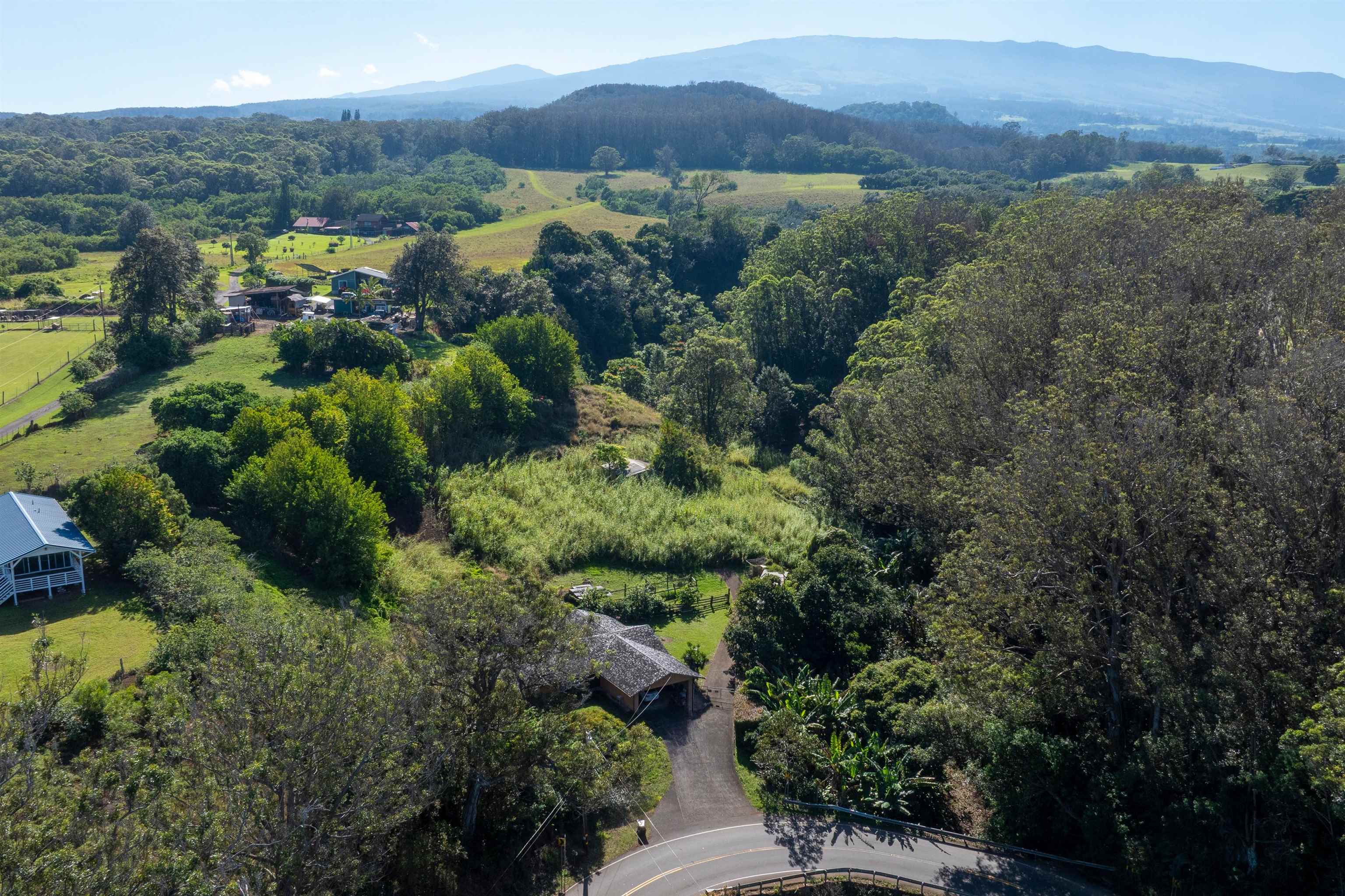 2475 Kaupakalua Road Haiku, HI 96708 - Photo 23 of 28 a view of a city with mountain