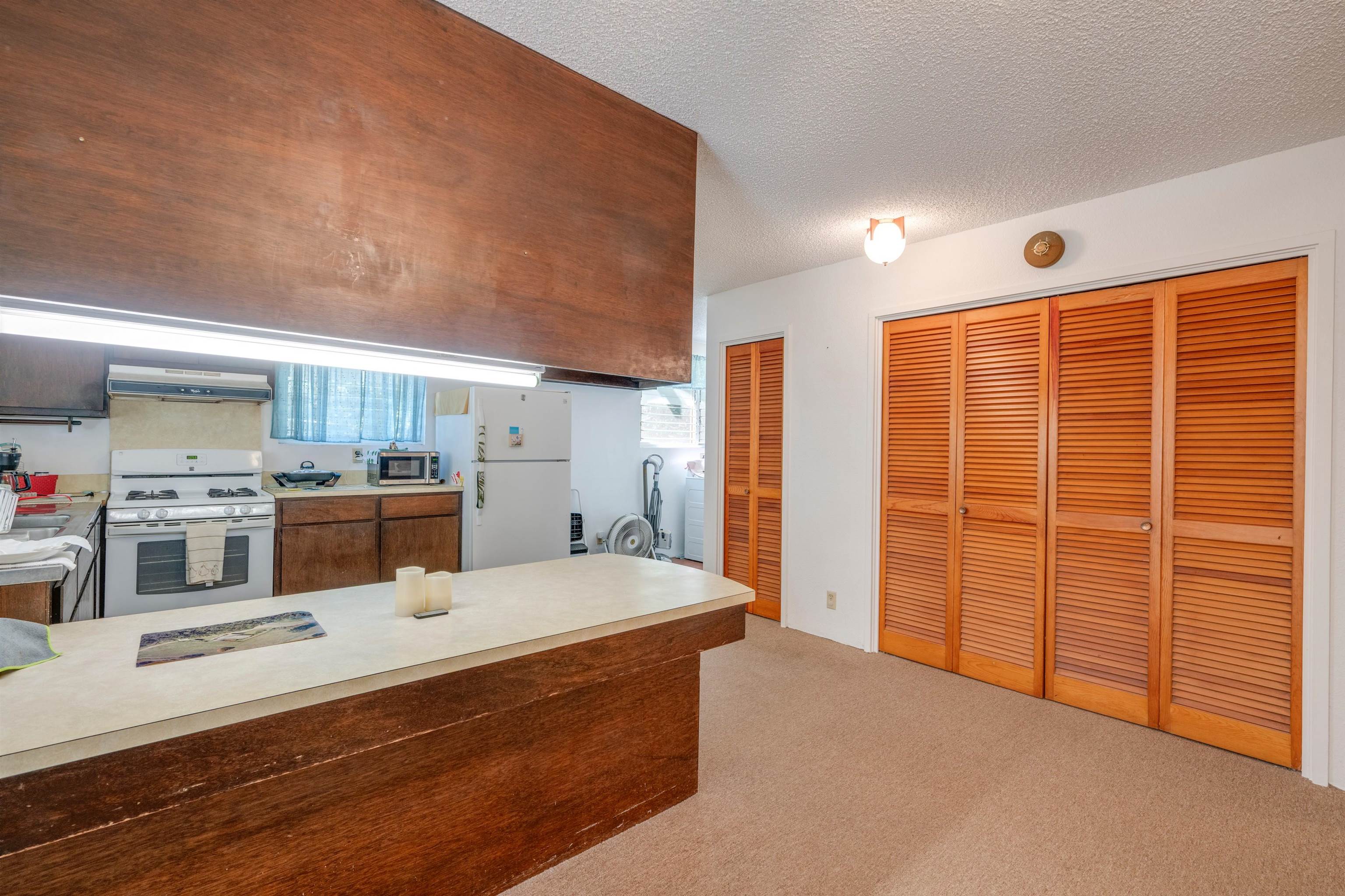 2475 Kaupakalua Road Haiku, HI 96708 - Photo 8 of 28 a large room with a large bed and furniture