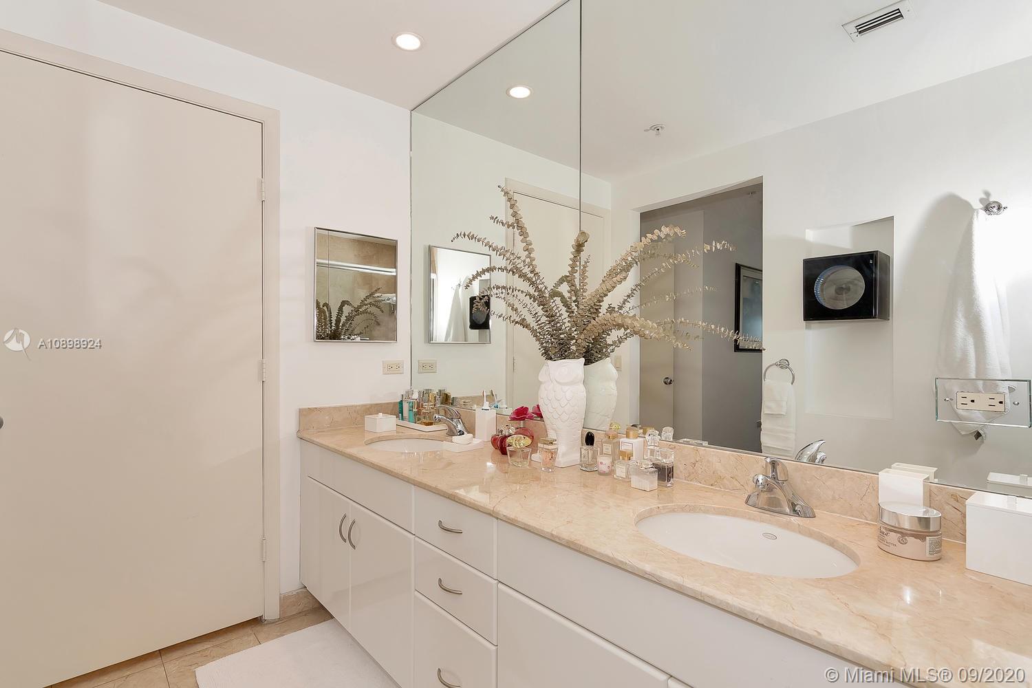 801 Brickell Key Boulevard, Unit PH8 Miami, FL 33131 - Photo 17 of 31