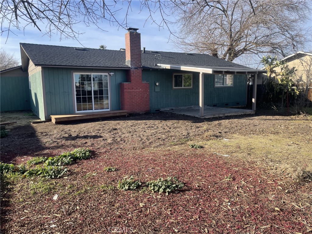 820 North Lassen Street Willows, CA 95988 - Photo 4 of 18 a front view of a house with garden