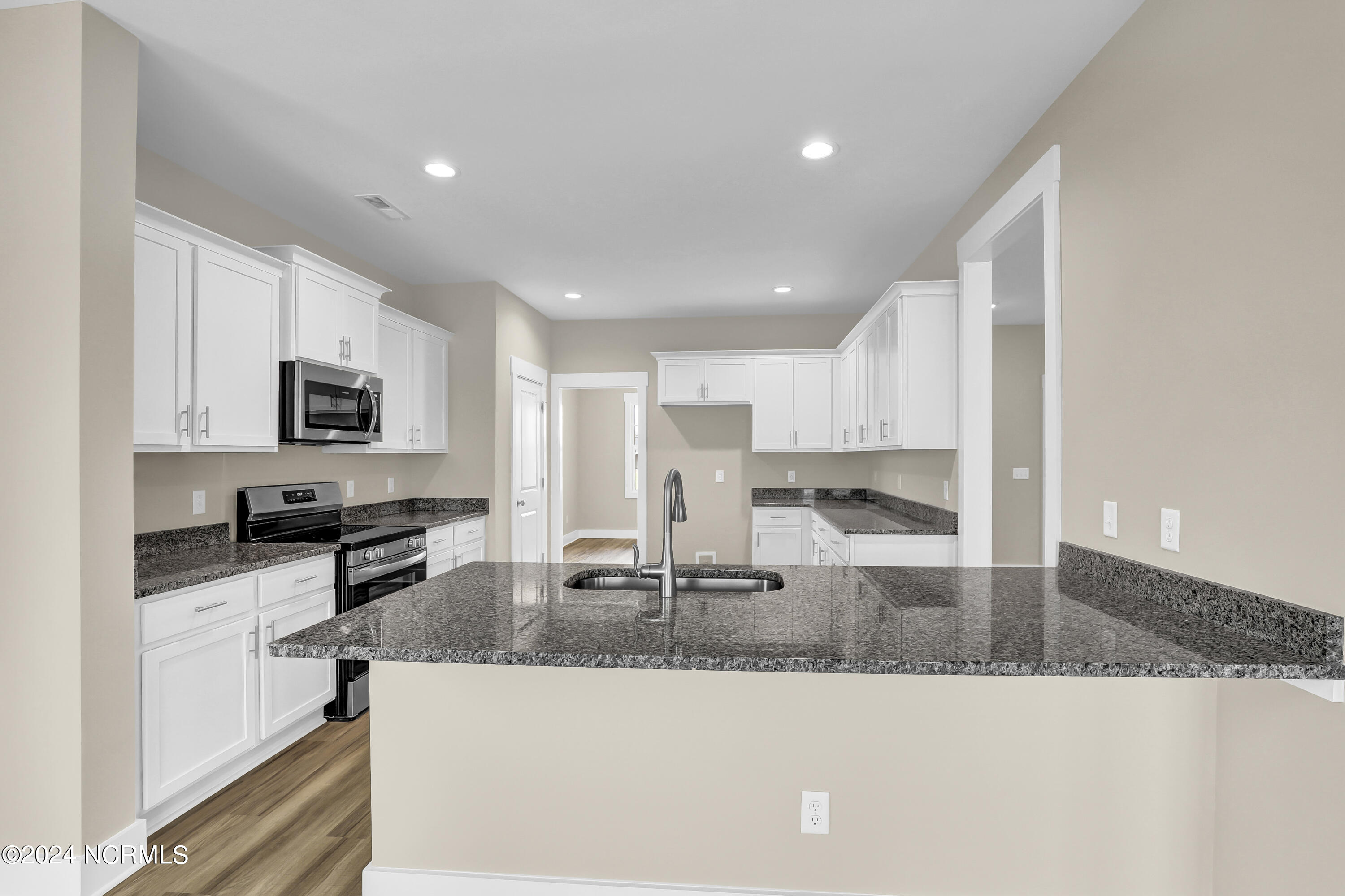 357 Talbert Drive Rocky Point, NC 28457 - Photo 7 of 37 6G8A4761