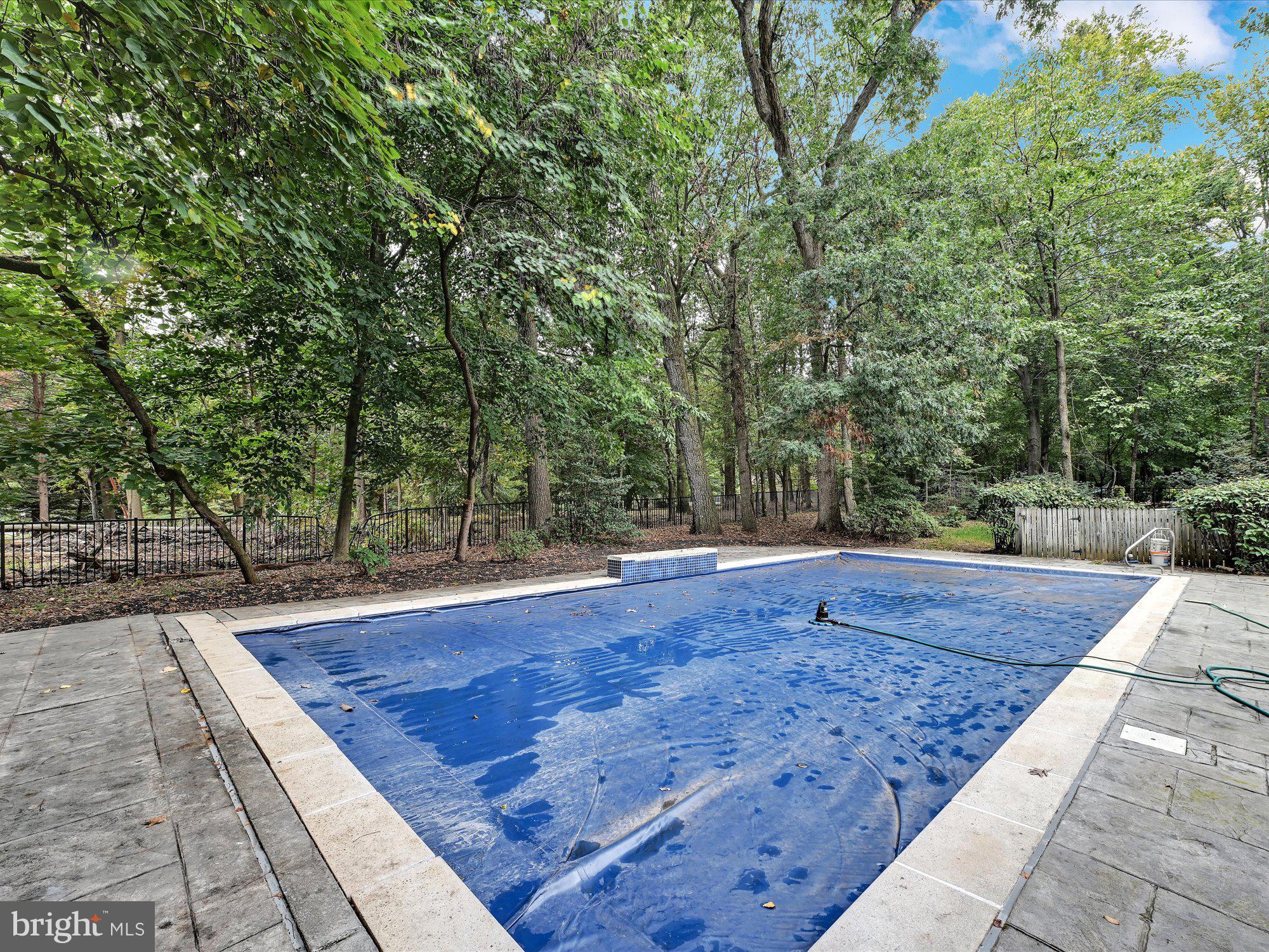1019 Hunters Path Lancaster, PA 17601 - Photo 38 of 42 swimming pool