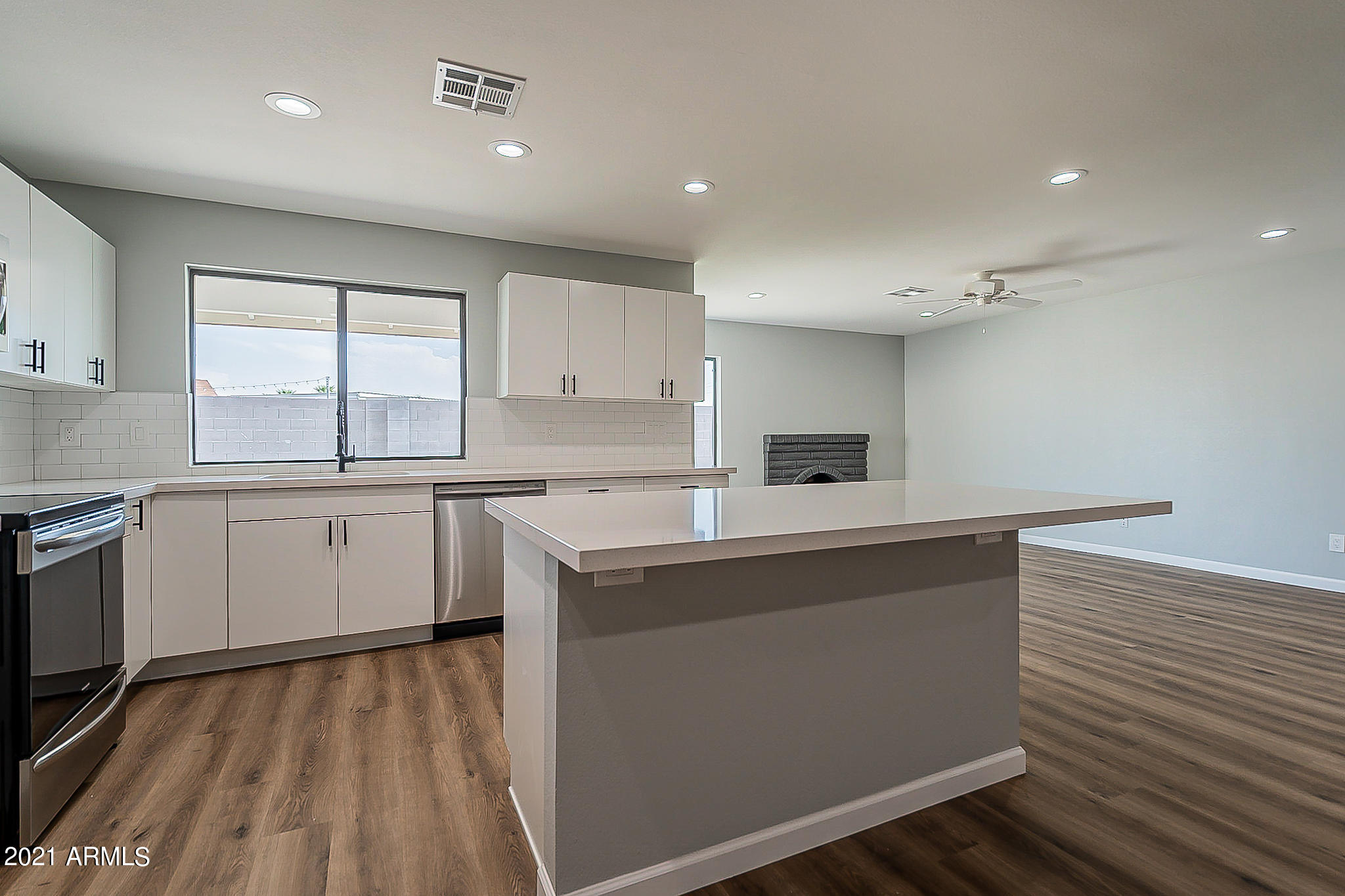 4233 West Hearn Road Phoenix, AZ 85053 - Photo 12 of 39 12-Quartz countertops