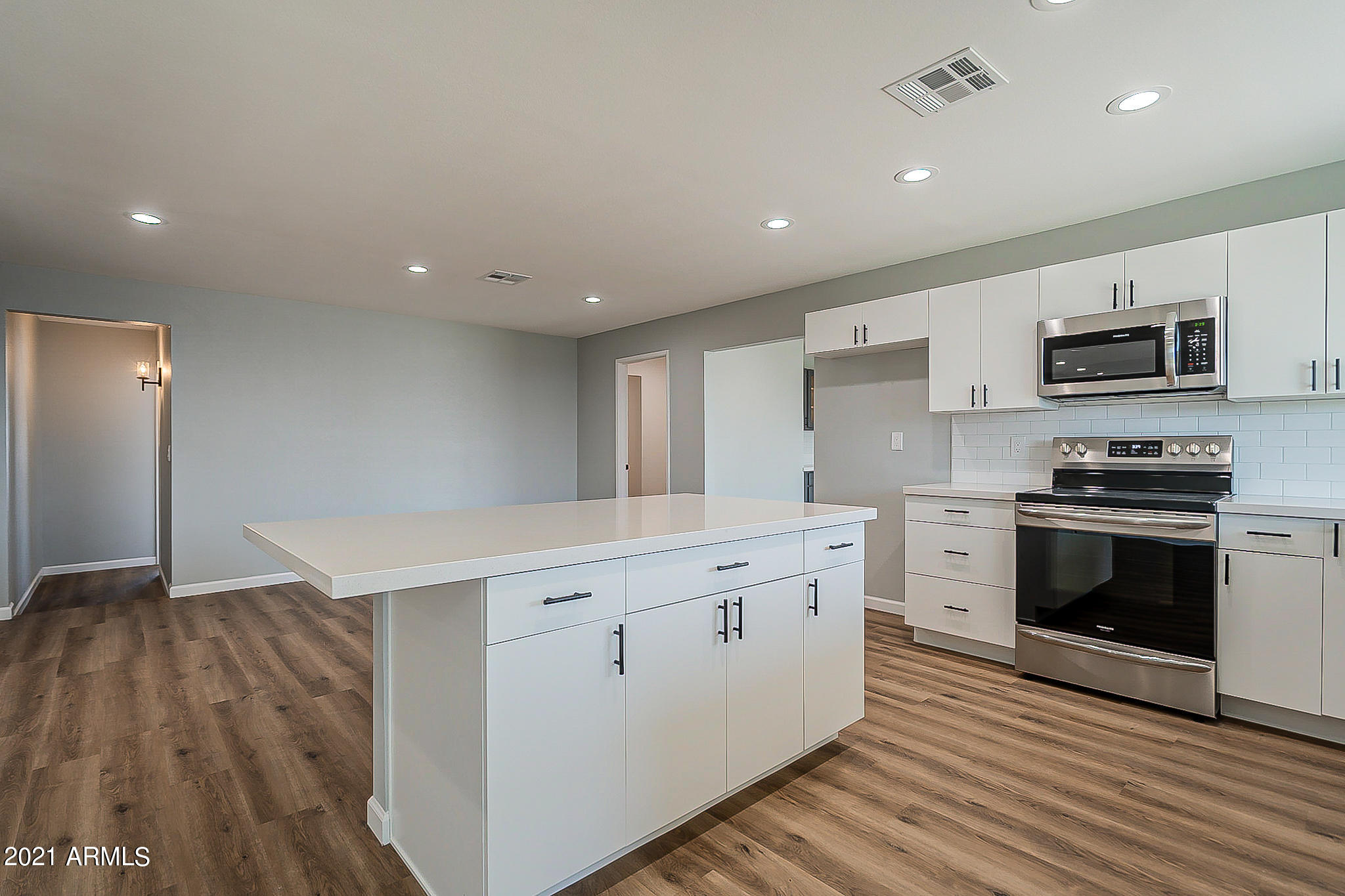 4233 West Hearn Road Phoenix, AZ 85053 - Photo 15 of 39 15-Center island with breakfast bar