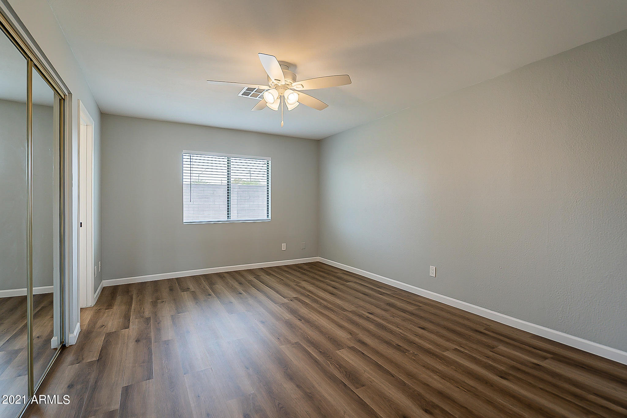 4233 West Hearn Road Phoenix, AZ 85053 - Photo 20 of 39 20-Owner's suite