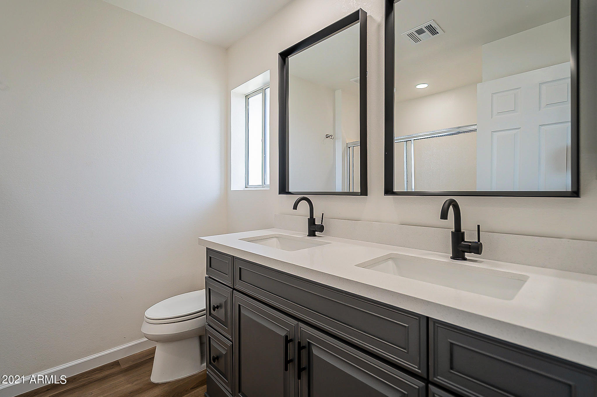 4233 West Hearn Road Phoenix, AZ 85053 - Photo 22 of 39 22-Owner's en suite bath