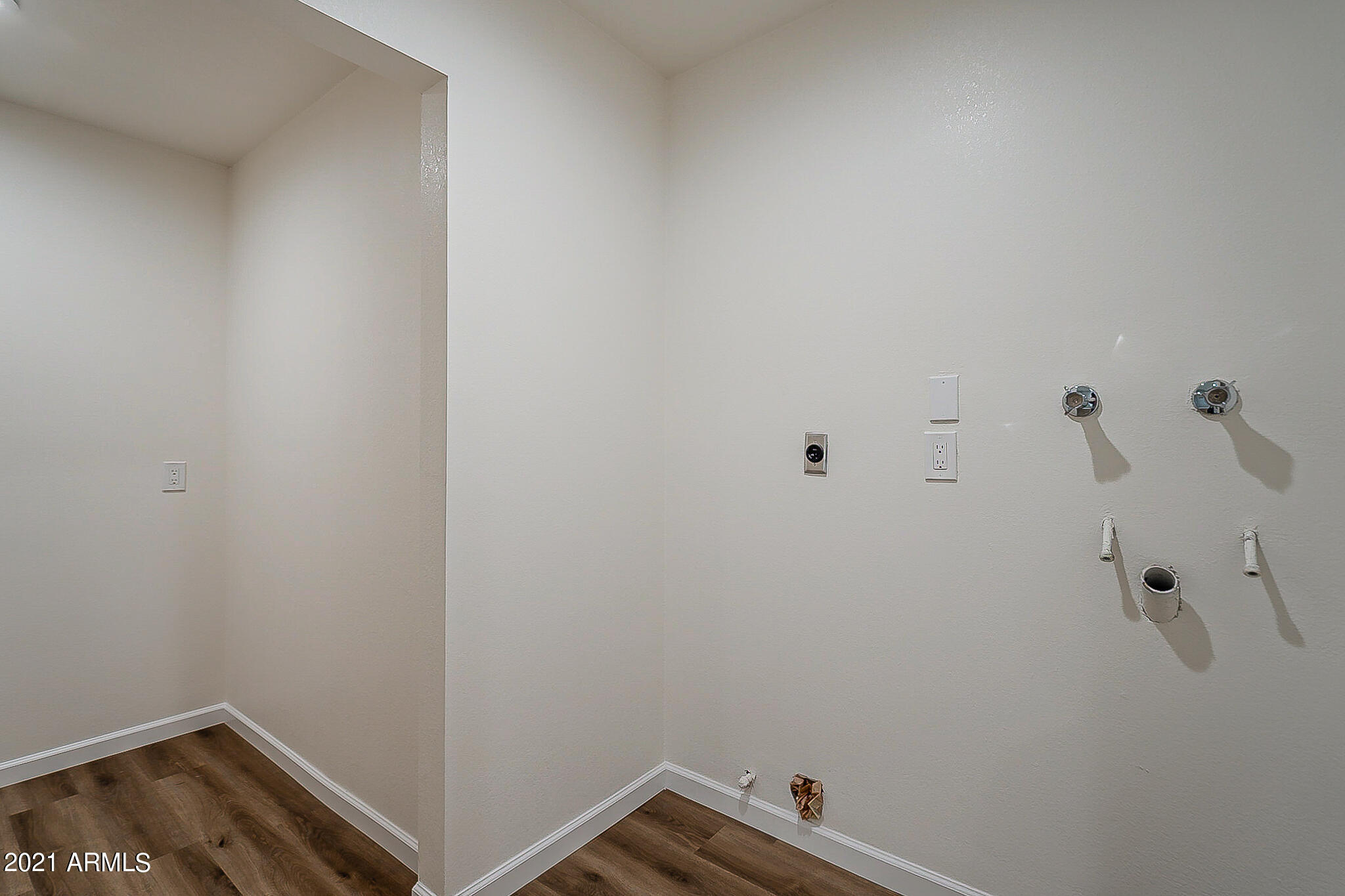 4233 West Hearn Road Phoenix, AZ 85053 - Photo 33 of 39 33-Oversized laundry room
