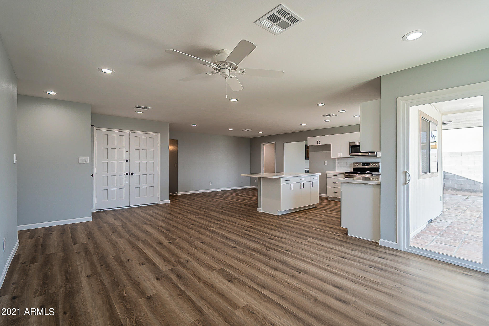 4233 West Hearn Road Phoenix, AZ 85053 - Photo 8 of 39 8-Abundance of natural light