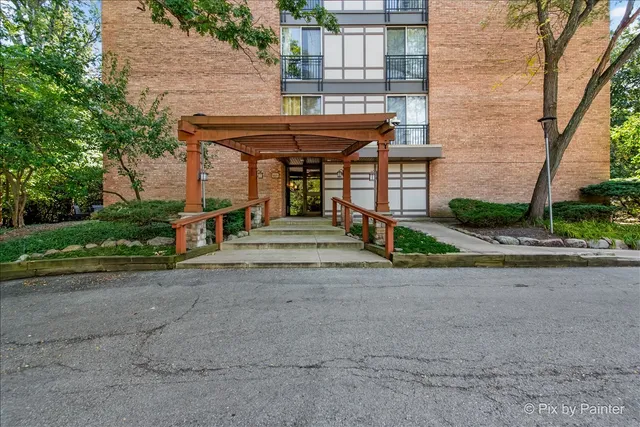 $185,000 | 5820 Oakwood Drive, Unit 1A, Lisle, IL 60532