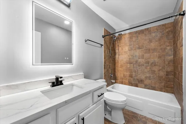 $185,000 | 5820 Oakwood Drive, Unit 1A, Lisle, IL 60532