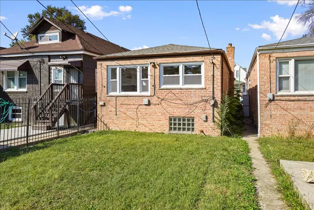 a view of front of house with a yard