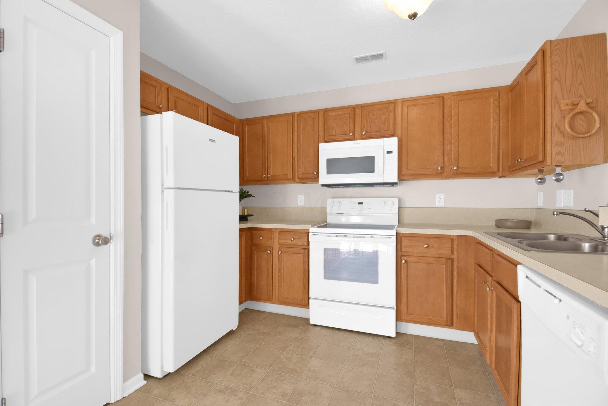 8269 Bruntsfield Road Columbus, OH 43235 - Photo 10 of 28 Kitchen