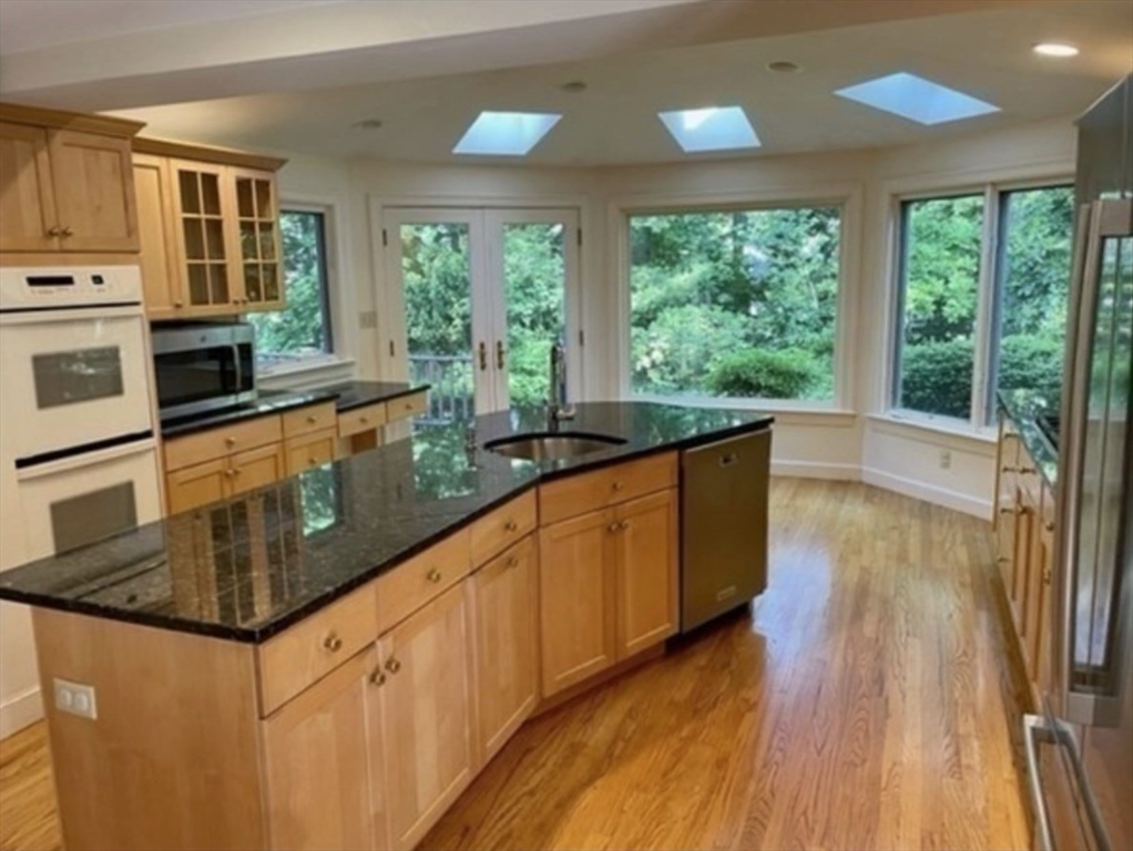 124 Pilgrim Road Wellesley, MA 02481 - Photo 3 of 24