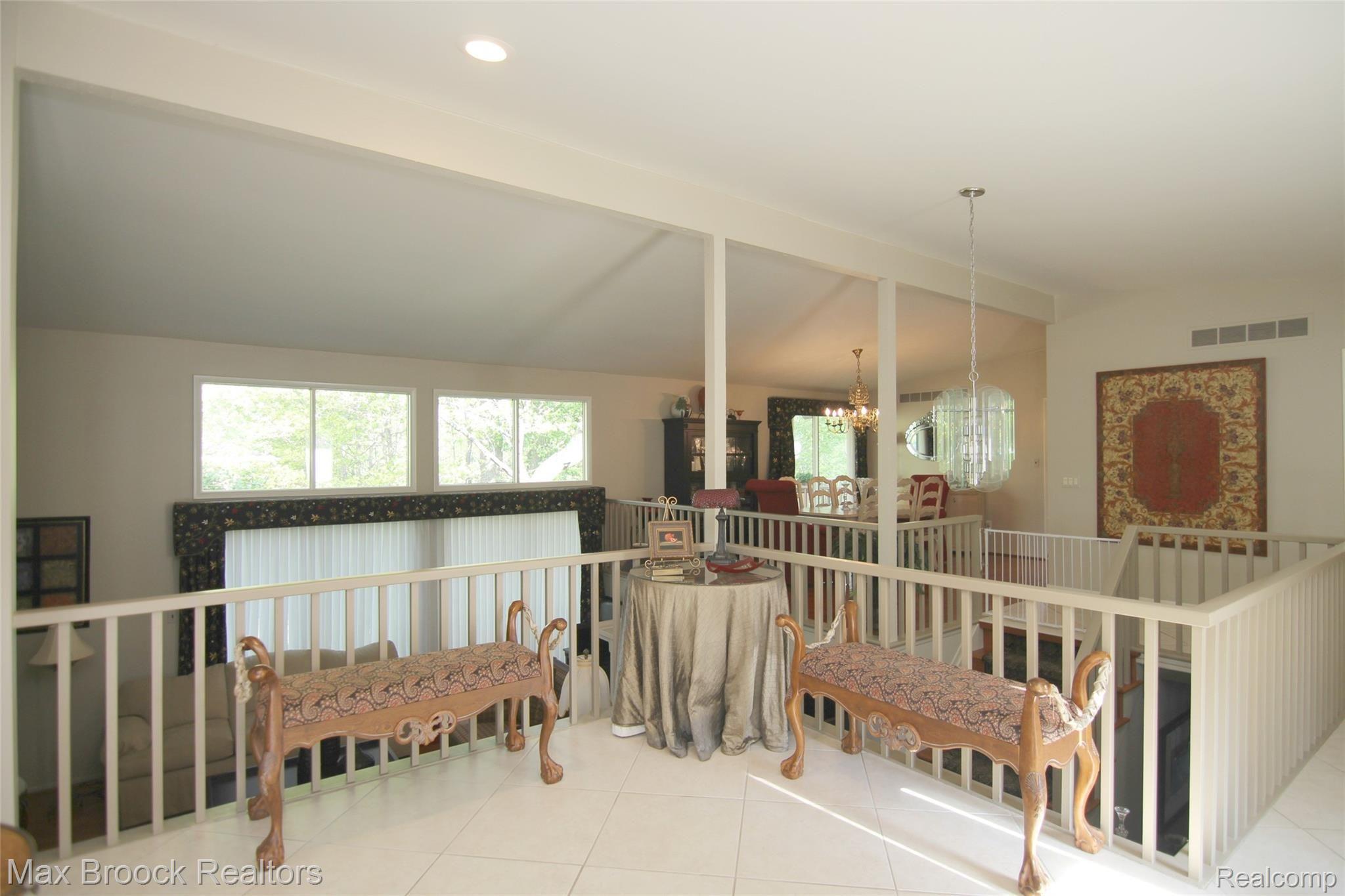 4667 Patrick Road West Bloomfield, MI 48322 - Photo 18 of 37 Patrick Rd Foyer 2.jpg