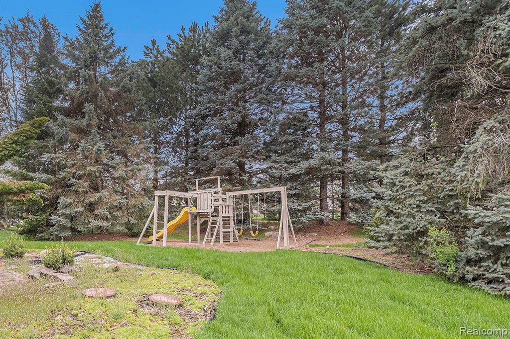 4670 Covington Court Rochester, MI 48306 - Photo 36 of 39