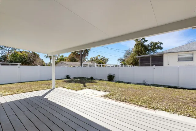 a view of a house with backyard and plants