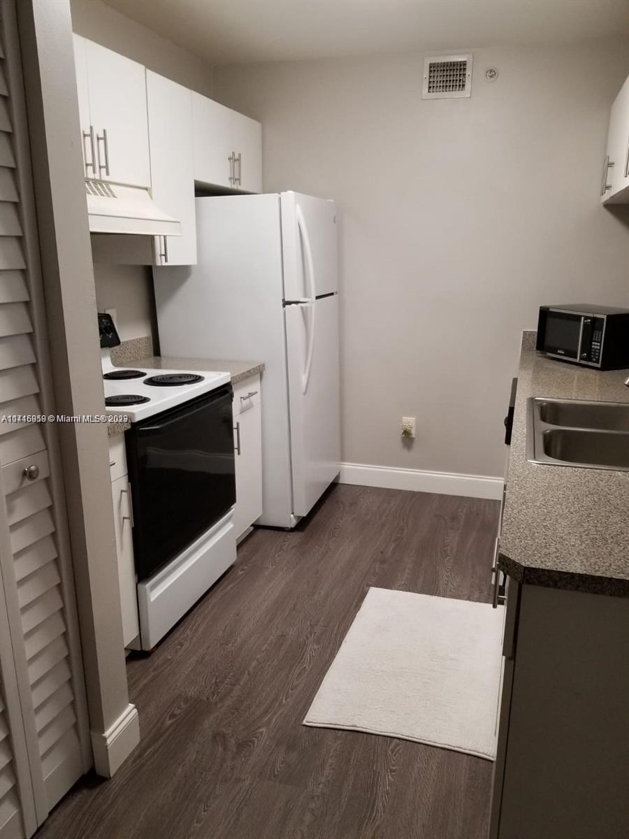420 South Park Road, Unit 2110 Hollywood, FL 33021 - Photo 6 of 15 a kitchen with a stove and a refrigerator