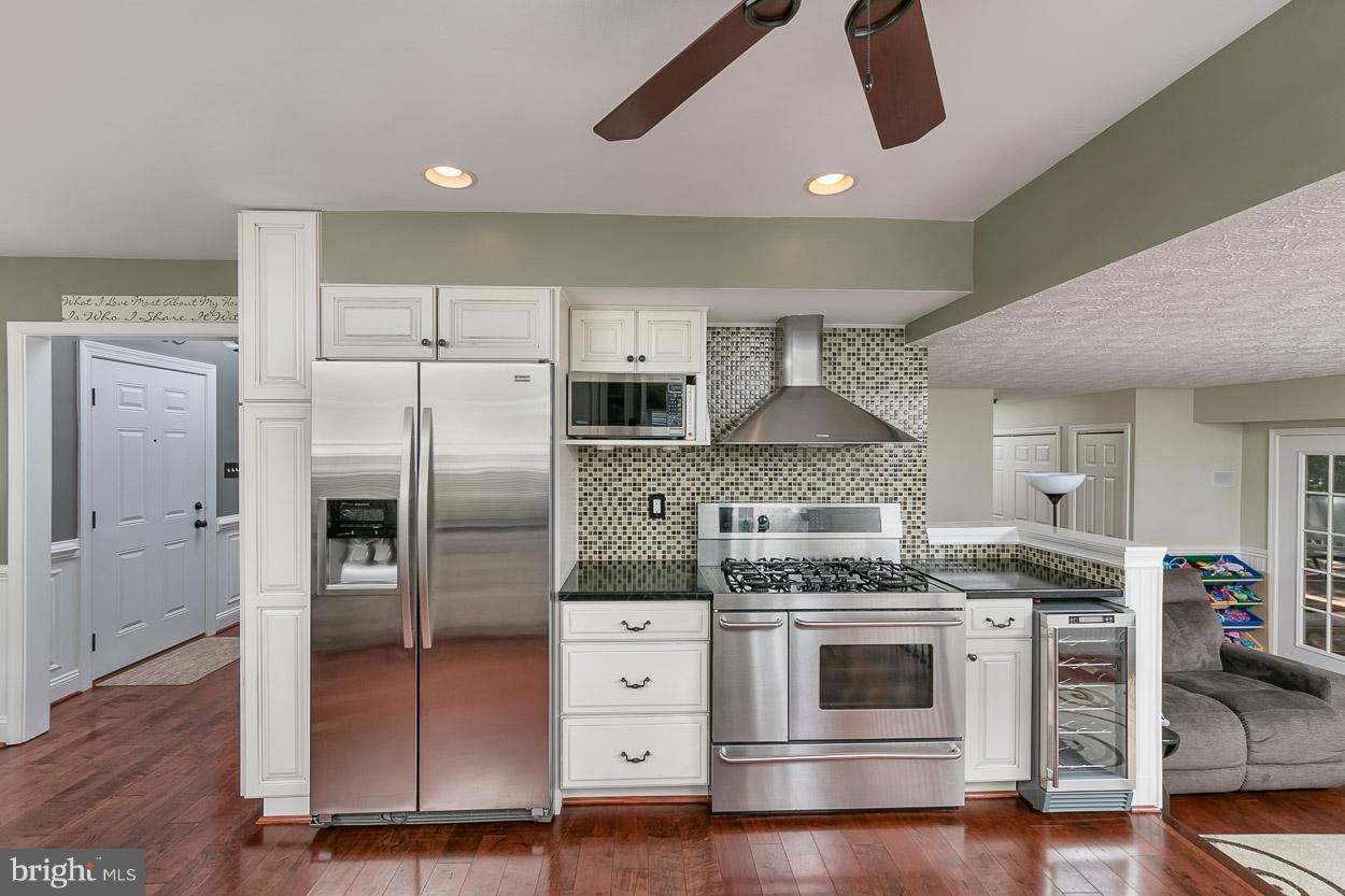 4608 Vicky Road Baltimore, MD 21236 - Photo 10 of 30 a kitchen with stainless steel appliances granite countertop a stove and a refrigerator