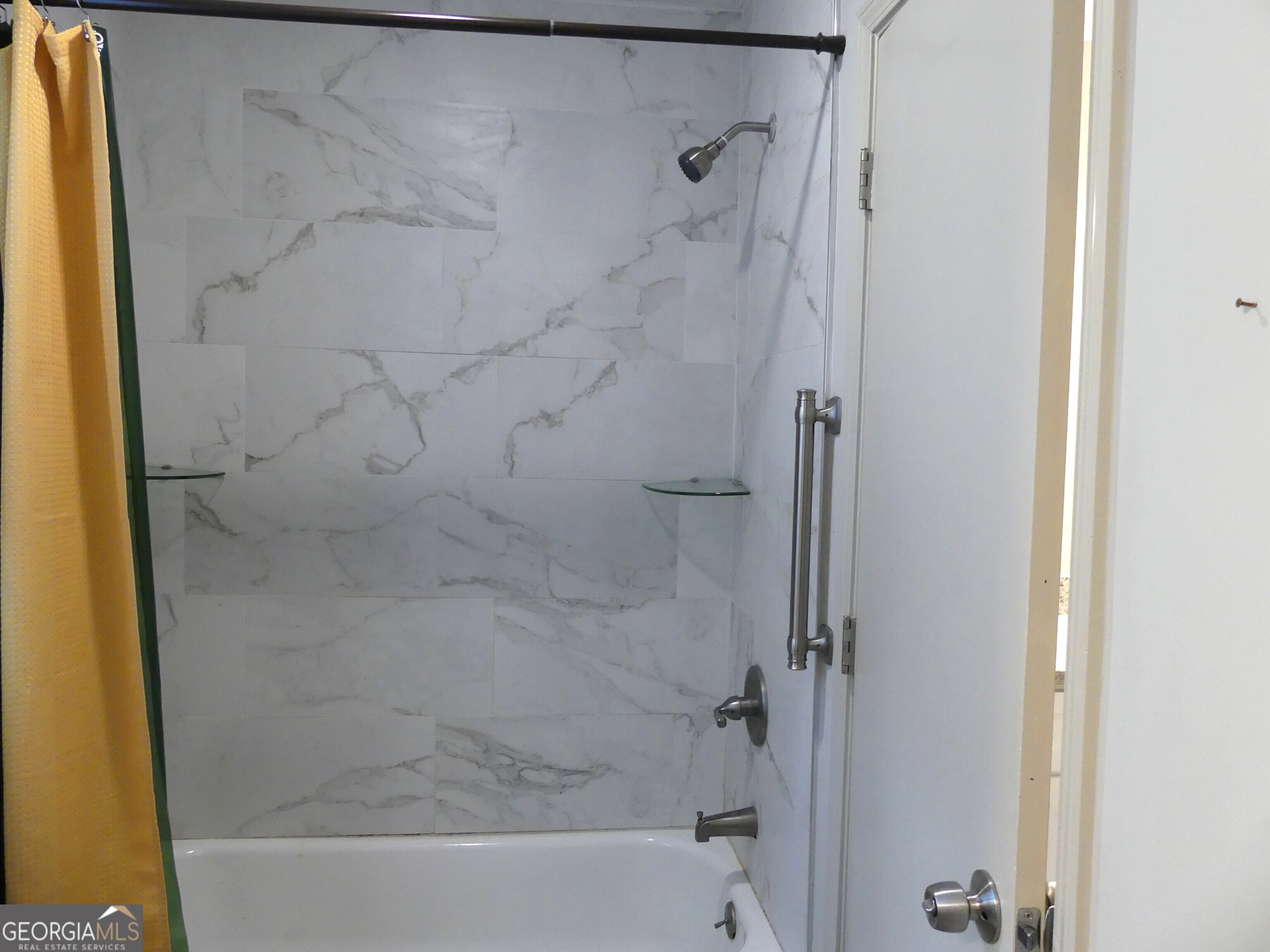 185 Stancil Drive Toccoa, GA 30577 - Photo 26 of 36 a bathroom with a bathtub