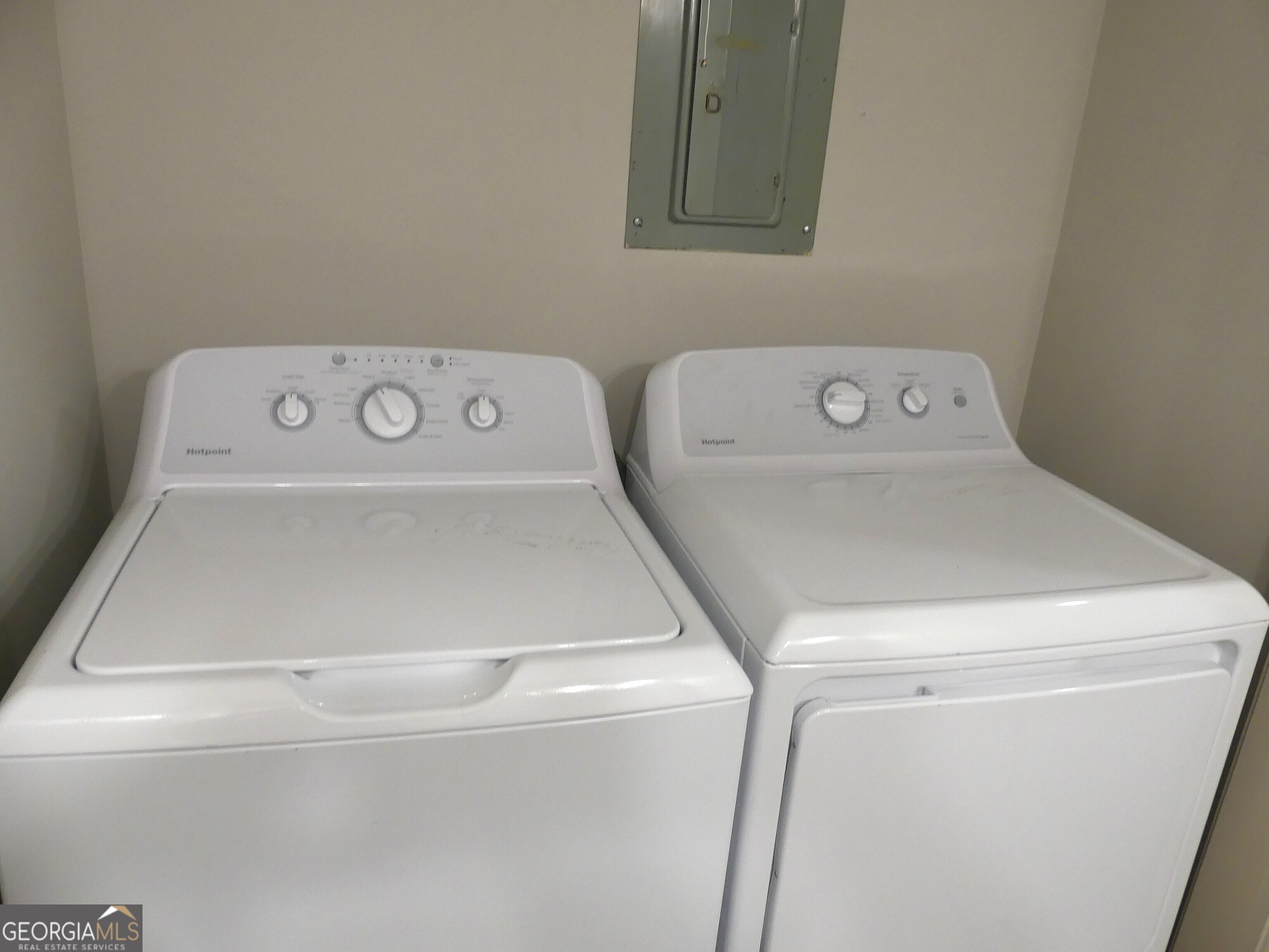 185 Stancil Drive Toccoa, GA 30577 - Photo 27 of 36 a utility room with dryer and washer