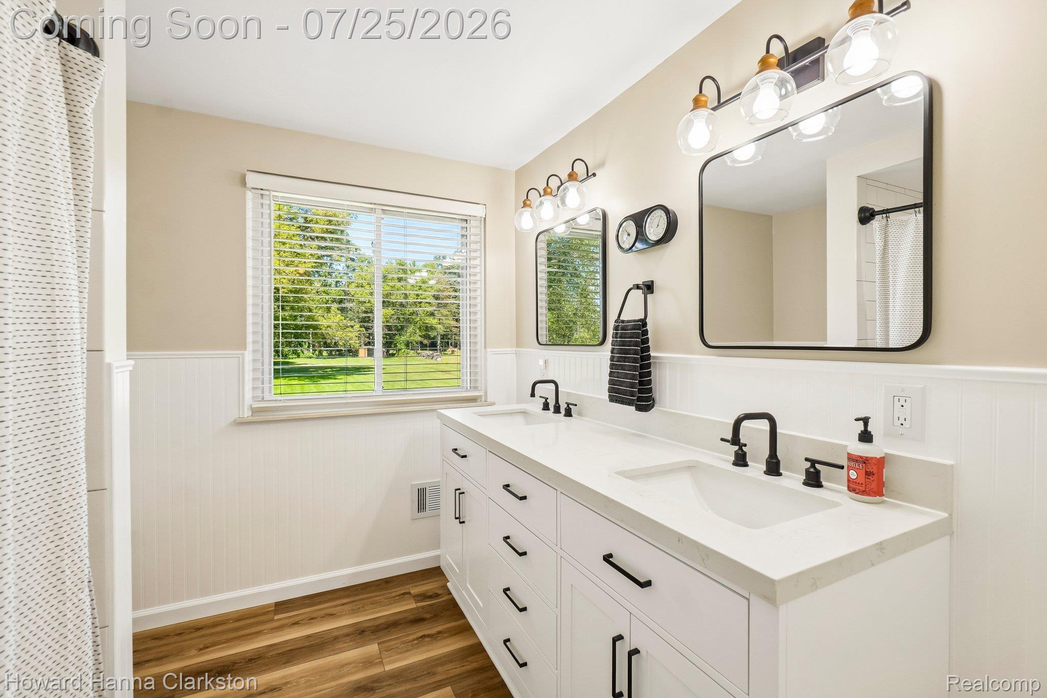 950 Beardon Road Lake Orion, MI 48362 - Photo 11 of 40 Updated full bathroom on the upper level with double sink.