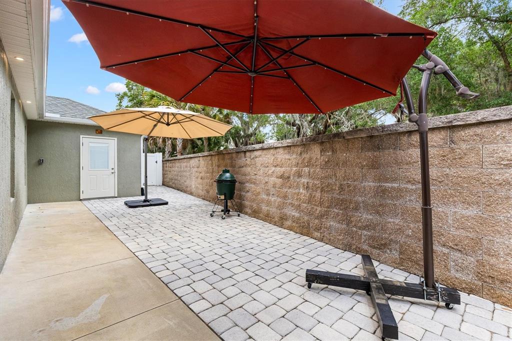 7351 Southeast 169th Cote Loop The Villages, FL 32162 - Photo 26 of 32 a view of a backyard with under an umbrella