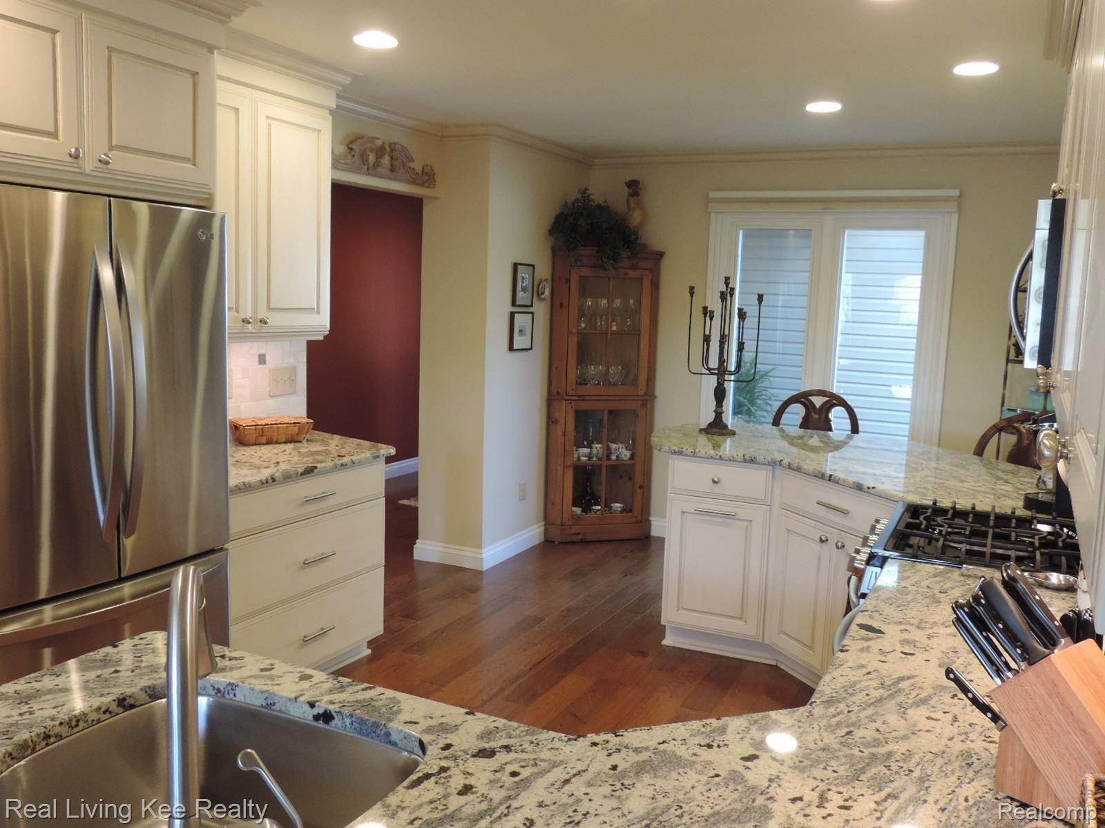 980 Golfview Court Rochester, MI 48307 - Photo 11 of 43 Renovated Kitchen with furniture quality cabinetry, Stainless Steel appliances (all stay), granite counters / breakfast bar and engineered wood flooring.